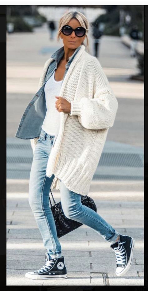 Winter Wardrobe Essentials, Sneakers Looks, Mode Casual, White Cardigan, Looks Style, Baseball Caps, Fall Winter Outfits, Look Fashion, Autumn Winter Fashion