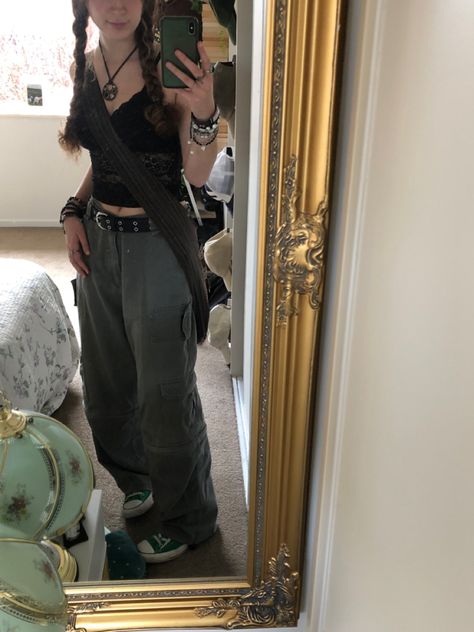 Big Bottoms Small Top Outfit, Small Top Big Bottom Outfits, Big Bottoms Small Top, Little Top Big Pants Outfits, Cargo Pants Outfit Grunge, Big Pants Outfits, Tight Top Baggy Pants Outfit, Small Shirt Big Pants Outfit, Baggy Pants Tight Shirt Outfit