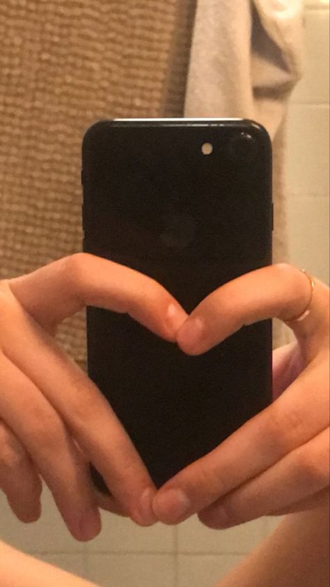 Iphone 7 Mirror Selfie Aesthetic, Aesthetic Iphone Selfies, Iphone 7 Black Aesthetic, Iphone 8 Mirror Selfie, Iphone 7 Photos, Iphone Mirror Selfie, Homemade Phone Cases, Iphone 7+ Black, Iphone Selfie