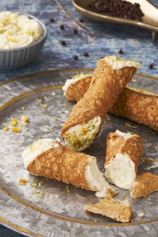 Cannoli Recipe Easy, Sfogliatelle Recipe, Cannoli Filling, Lemon Treats, Cannoli Recipe, Protein Fruit, Italian Recipes Dessert, Holiday Eating, Baking Project