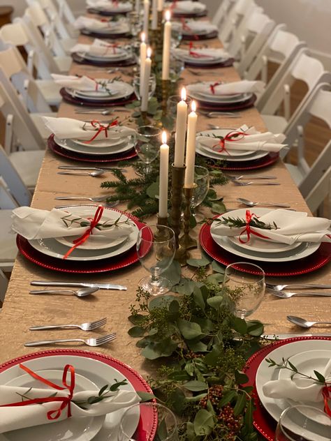 Christmas place settings Christmas Table Settings Square Table, Red Tablescape Christmas, Diner Christmas Decorations, Christmas Table Outdoor, Disposable Christmas Table Setting, Christmas Dinner Table Settings Rustic, Christmas Day Table Setting, Christmas Eve Table Setting, Scandinavian Christmas Table