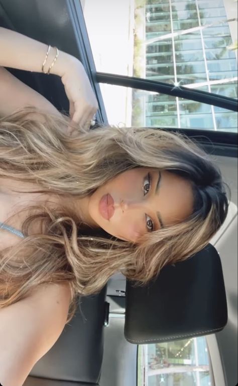 Light Hair Color Ideas For Latinas, Blonde Hair Mexican Girl, Blonde Hair On Latinas, Blonde Latina Hair, Blonde Hair Morenas, Blonde Hair Latina, Mexican With Blonde Hair, Hair With Blonde Front Pieces, Blonde Front Pieces