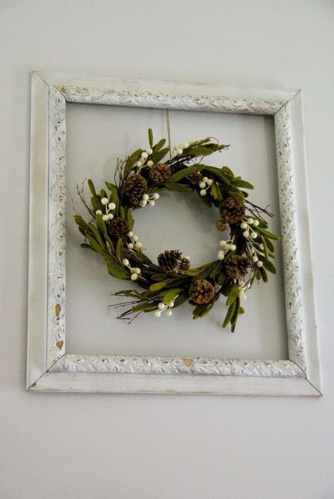 Frame With Wreath, Decorations After Christmas, Picture Frame Wreath, Deco Mesh Wreaths Tutorials, Picture Frame Crafts, Winter Wreaths, Old Picture Frames, Wreath Tutorial, Christmas Frames