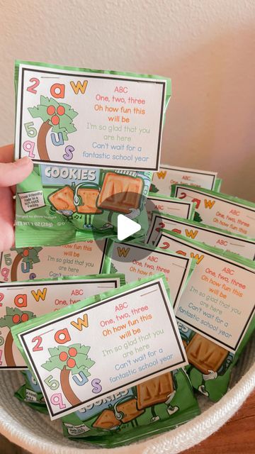 That Teacher Taylor on Instagram: "Comment SNACK & I’ll send you all of these snack tags in my open house kit 🤍 I can’t wait to meet my new kindergarteners this year!!!" Open House Kit, Classroom Snacks, One Two Three, Beginning Of Year, Preschool Planning, School Year, Early Childhood, Open House, Back To School