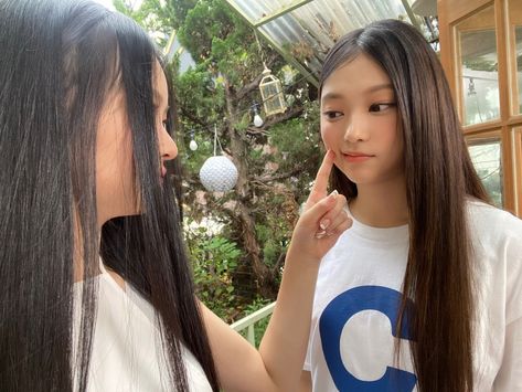 newjeans hanni twitter update with haerin Minji Hyein, My Beautiful Daughter, Best Duos, Twitter Update, Kpop Idol, Rappers, South Korean Girls, New Hair, بلاك بينك