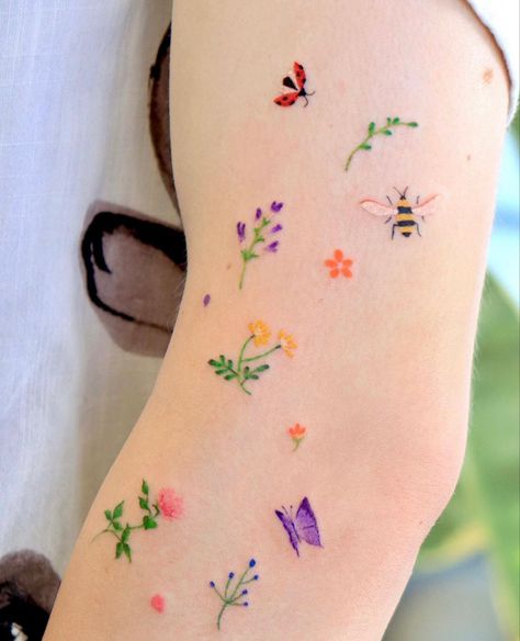 Tiny Flower Tattoo, Small Colorful Tattoos, Tiny Flower Tattoos, Flower Tattoo Ideas, Animal Ideas, Nature And Animals, Small Pretty Tattoos, Best Tattoos For Women, Petite Tattoos