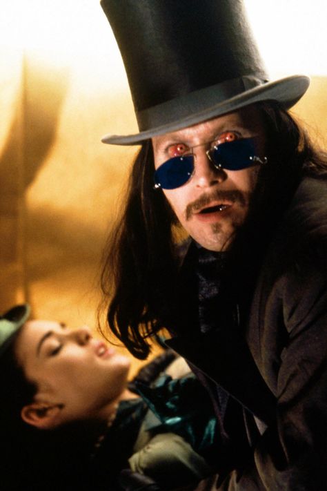 "Bram Stoker's Dracula" movie still, 1992.  L to R: Winona Ryder, Gary Oldman. Bram Stokers Dracula, Human Centipede, Vampire Movies, Bram Stoker's Dracula, Count Dracula, Septième Art, Vampires And Werewolves, Francis Ford Coppola, Bram Stoker