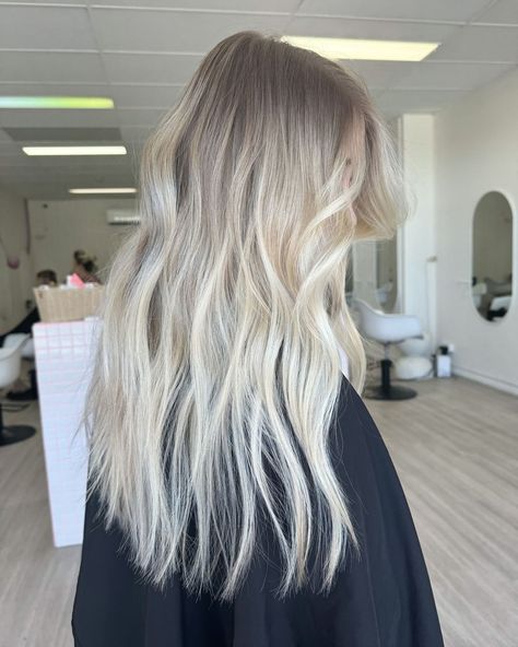 The memo was … ✅ Bright ✅ Blended ✅ Low maintenance The most GAWJUS blonde created with minimal foils 🥹🥹🥹 Text to book 0460 637… | Instagram Blonde Extensions With Lowlights, Bright Blonde With Blended Roots, Blonde Hair With Dark Brown Roots, Bright Blonde Root Smudge, Low Maintenance Bright Blonde, Low Maintence Blonde, Bright Blonde With Root Smudge, Low Maintenance Platinum Blonde, Root Blend Blonde