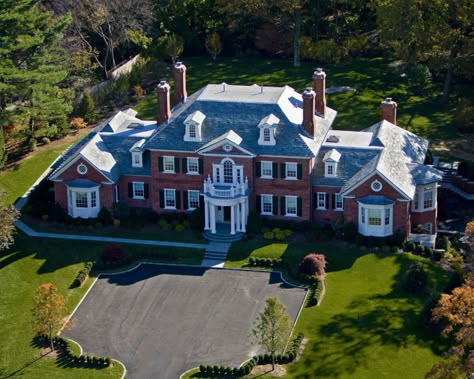 A Classic Mid-Atlantic Georgian home | Boston Design Guide Georgian Landscaping, Millionaire Houses, Georgian Exterior, Georgian Style Homes, Colonial Mansion, Georgian Mansion, Mansion Exterior, Georgian Architecture, Red Brick House