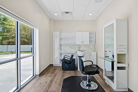 Rent a salon space Studio Salon Ideas Small Spaces, Salon Suites Layout, Salon Suite Ideas Layout, Salon Suite Decor Small Spaces, Small Salon Suite Ideas, Small Salon Designs, Small Hair Salon, Salon Suite Decor, Small Salon