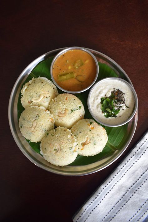 Rawa Idli Recipe, Rava Idli Recipe, Rava Idli, South Indian Breakfast, Idli Recipe, Urad Dal, Indian Breakfast, Breakfast Dinner, Sauteed Vegetables