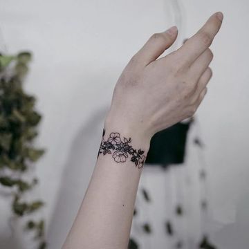 tatuajes en forma de pulsera de flores Tattoos Pulseras, Wrist Band Tattoo, Wrist Bracelet Tattoo, Simple Wrist Tattoos, Meaningful Wrist Tattoos, Maori Tattoos, Band Tattoos, Flower Wrist Tattoos, Stylish Tattoo