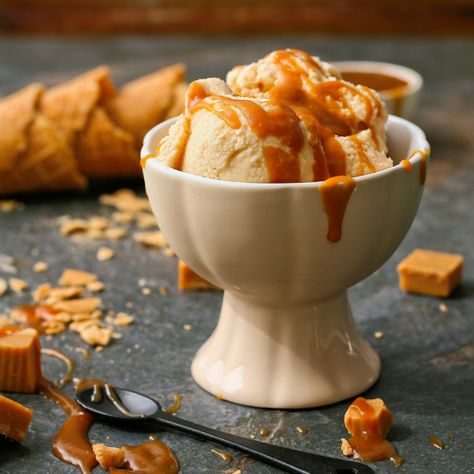 Salted caramel toffee chunk ice cream Caramel Sauce For Ice Cream, Apple Caramel Sauce, Salted Caramel Toffee, Sauce For Ice Cream, Caramel Ice Cream Recipe, Toffee Ice Cream, Ice Cream Sauce, Salted Toffee, Pumpkin Pie Ice Cream