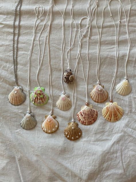 Conchiglie Aesthetic, Sea Shell Diy Ideas, Shell Bracelet Diy, Shell Art Projects, Sea Shell Bracelet, Sea Shells Diy, Shell Ideas, Diy Collier, Shell Crafts Diy