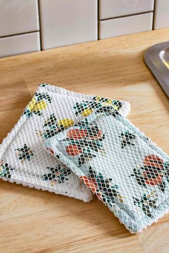 Sewing Projects Using Selvages, Diy Fabric Kitchen Accessories, How To Make Dish Scrubbies, Easy Cotton Fabric Projects, Diy Dish Scrubbies Sew, Diy Dish Cloth, Kitchen Fabric Ideas, Diy Dish Scrubbies, Cotton Fabric Sewing Ideas