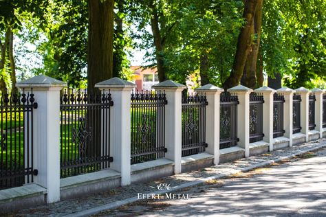 Perimeter Wall, Fence Gate Design, Modern Fence Design, House Fence Design, Compound Wall, Front Courtyard, Boundary Walls, Modern Fence, Main Gate