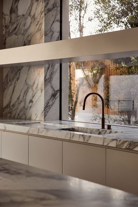 Arabescato Vagli Marble makes for a dramatic and sophisticated kitchen design that everyone is sure to love.⁣Design by @b.e_architecture⁣Build by @bellvardeconstructions⁣Image by @gemmola⁣Stonework by Granite and Marble Australia & Santo Styling⁣⁣#cdkstone #naturalstone #naturalbeauty #naturesmasterpiece #designstyle #natural #stone #interiors #exteriors #designinspo #designinspiration #natural #interiors #stone #interiordecor #designoftheday Natural Stone Benchtop, Marble Benchtop Kitchen, Malaysia House, Arabescato Vagli, Vagli Marble, Marble Benchtop, Natural Interiors, Sophisticated Kitchen, Stone Benchtop