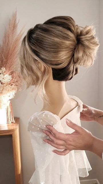 Midi Bun Hairstyles, Up Do Mid Length Hair, Midi Bun Wedding Hair, Midi Bun, Shoulder Length Wedding Hair, Medium Length Bridal Hair, Below Shoulder Length Hair, Shoulder Length Veil, Grad Hair