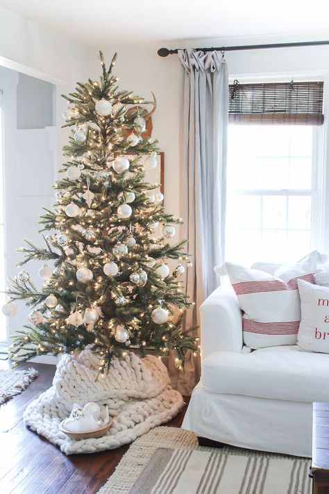 Fabulous and Fresh Holiday Farmhouse DIYS and Ideas Amazing Christmas Trees, Country Christmas Decorations, Real Christmas Tree, Unique Christmas Trees, Cool Christmas Trees, Christmas Inspo, Christmas D, Boho Christmas, Black Christmas