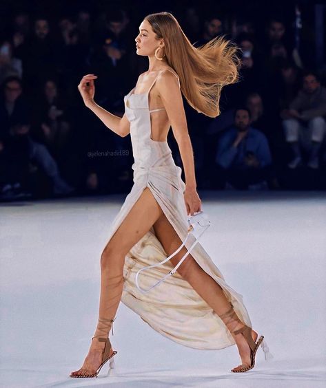 Gigi Hadid on Instagram: “Iconic ✨✨🖤 #GigiHadid #Jacquemus” Gigi Hadid Runway, ليلي كولينز, Gigi Hadid Outfits, Elegant Aesthetic, Hadid Style, Foto Baby, Model Aesthetic, Runway Models, Gigi Hadid