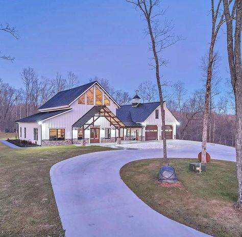 Dream House Country, Metal Building House Plans, Storage Buildings, Barn House Design, Barn Style House Plans, Home View, Dream Life House, Farmhouse Style House Plans, Casa Exterior