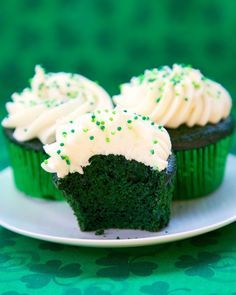 Green Velvet Cupcakes with Cream Cheese Frosting - cupcakes made with cake mix, buttermilk, green food coloring and topped with homemade cream cheese frosting. Perfect for St. Patrick's Day! Green Velvet Cupcakes, Green Velvet Cake, Milk Chocolate Cake, German Chocolate Cake Mix, Green Cupcakes, Cupcakes Recipes, Cupcakes With Cream Cheese Frosting, Cream Cupcakes, St Patricks Day Food