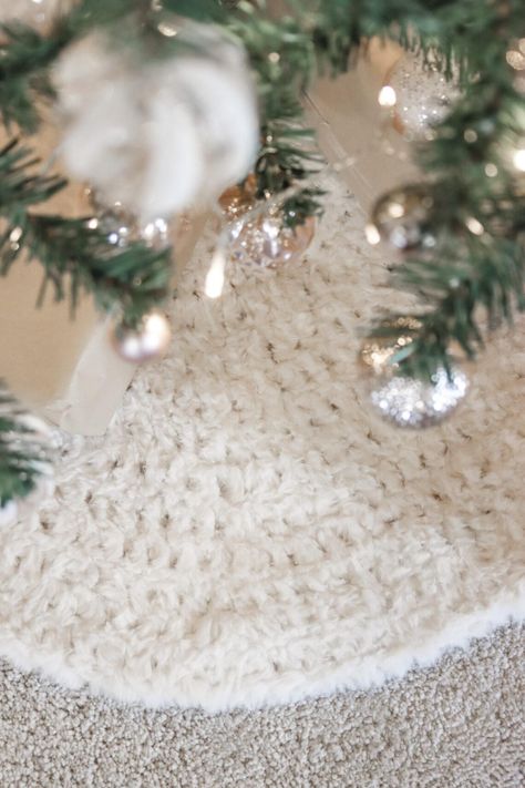 How To Crochet A Tree Skirt, Free Crochet Tree Skirt Patterns, Crochet Tree Skirt Pattern Free, Crochet Tree Skirt Pattern, Tree Skirt Crochet, Christmas Tree Skirt Crochet Pattern, Mini Wreaths Christmas, Bella Coco Crochet, Crochet Tree Skirt