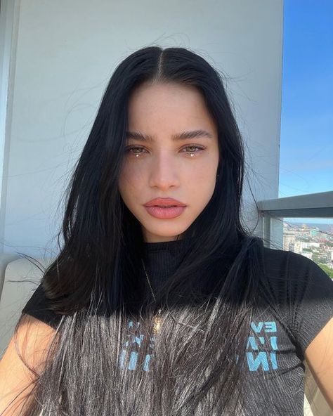 Emilia Mernes on Instagram: "hoy mis pelitos al viento 🌬" November 23, Black Hair, A Woman, With Friends, The World, Hair, On Instagram, Instagram, Black