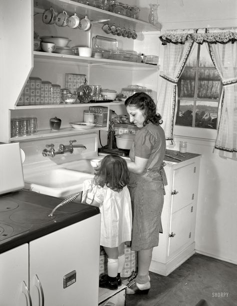 Vintage Housewife, Four Rooms, Retro Housewife, Old Kitchen, Vintage Glam, Washing Dishes, Vintage Life, Angkor, White Photo