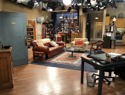 The original sets from "The Big Bang Theory" will soon be a part of Warner Bros. Studio Tour Hollywood! Big Bang Theory Set, Warner Bros Studio Tour Hollywood, The Big Band Theory, Warner Bros Studio Tour, Johnny Galecki, Warner Bros Studio, Warner Bros Studios, Desired Reality, Room Screen