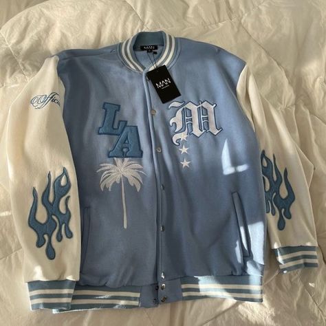 Cool Varsity Jackets, Varsity Badges, Blue Varsity Jacket Outfit, Light Blue Varsity Jacket, Jackets For School, Varsity Jacket Outfit Aesthetic, Jock Jacket, Varsity Jacket Aesthetic, Men Varsity Jacket