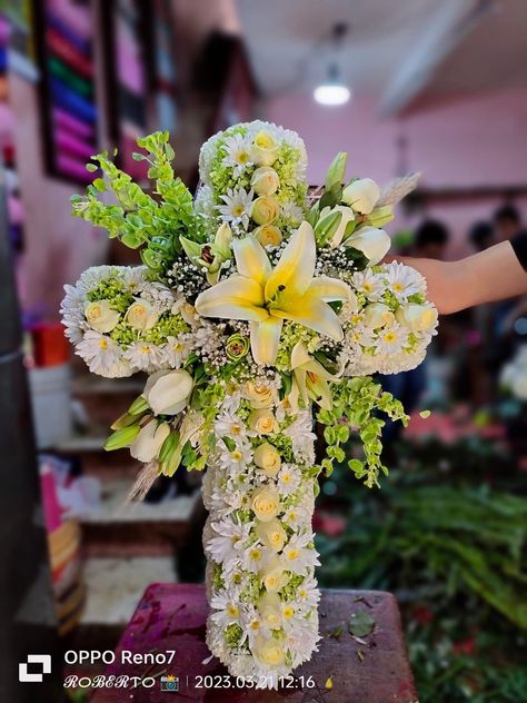 Condolence Flowers, Sympathy Floral, Diy Storage Bench, Creative Flower Arrangements, Wedding Entrance, Church Decor, Floral Bouquets, Floral Arrangements, Florist