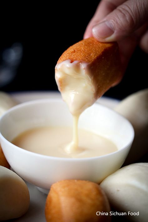 Fried Mantou with Condensed Milk ~ <3 the idea. (not exactly a recipe.) Used to have toast with the milk in childhood years :) Chongqing Noodles, Mai Fun, Vegetarian Wonton, Sago Recipes, Mapo Tofu Recipe, Fried Milk, Szechuan Chicken, Malaysian Dessert, Sichuan Food