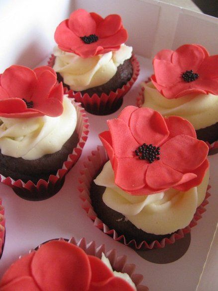 <3 Poppy Cupcakes, Gorgeous Cupcakes, Delicious Cupcakes Recipes, Wedding Cake Pops, Cupcakes Recipes, Fruit Cakes, White Cakes, Cupcake Wars, Floral Cupcakes