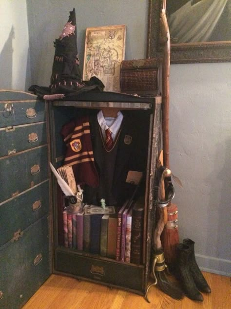 Harry Potter Robe Display, Harry Potter Key Wall, Harry Potter Collection Room, Harry Potter Shelf Ideas, Hogwarts Inspired Decor, Harry Potter Room Decor Bedroom Ideas Gryffindor, Harry Potter Shelf Decor, Harry Potter Halloween Display, Harry Potter Display Ideas