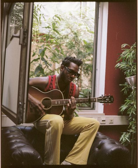 Man Guitar Aesthetic, Folk Outfit Men, Leon Bridges Aesthetic, Leon Bridges Style, Folk Music Aesthetic, Music Artist Photoshoot, Uni Posters, Guitar Photoshoot, Musician Photoshoot