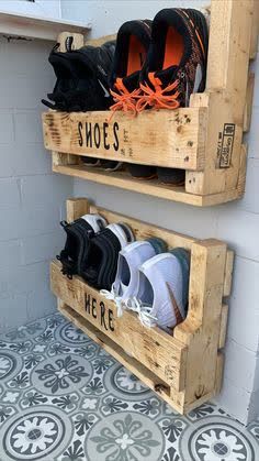 This contains an image of: Rustic shoe rack Diy Shoe Rack Ideas, Rustic Shoe Rack, Bedding Boho, Boho Bedroom Ideas Hippie, Diy Shoe Rack, Bedroom Bedding, Rack Design, Diy Wood Projects Furniture, Diy Pallet Projects