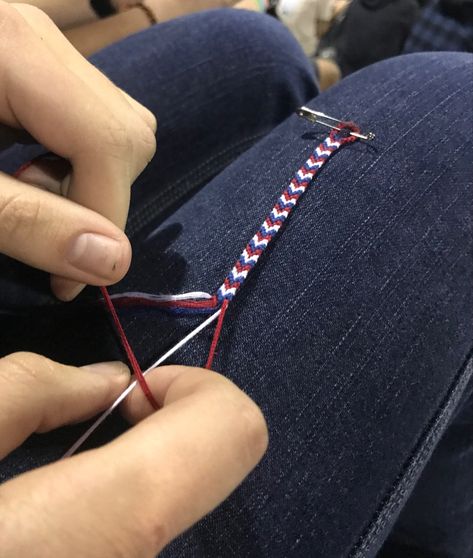 Flag Bracelet Pattern, Bisexual Friendship Bracelet, Trans Friendship Bracelet, Diy Guitar String Bracelet, Guitar Friendship Bracelet Pattern, Diy Bracelets With String, Braided Bracelet Diy, String Bracelet Patterns, Yarn Bracelets