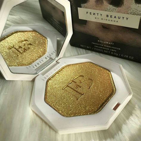 Gold Highlighter by Fenty Beauty #makeup #highlighter ##mua Highlighter Brands, Mermaid Beauty, Makeup Highlighter, Makeup Brush Set Professional, High End Makeup, Professional Makeup Brushes, Trendy Makeup, Mac Makeup, Luxury Makeup