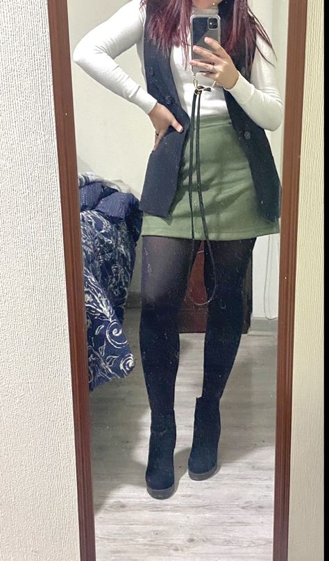 #fahion #autumn #winter #winteroutfit #faldas #verde #blazerstyle #blazerblack Green Mini Skirt Outfit Winter, Green Skirt Outfit Fall, Short Skirt Outfits Winter, Green Mini Skirt Outfit, Mini Skirt Outfit Winter, Boho Winter Outfits, Short Skirts Outfits, Outfit Blazer, Winter Skirt Outfit