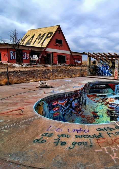 Off The Deep End: 12 Abandoned Swimming Pools; Graffiti Bowl – Two Guns, AZ, USA Off The Deep End, Abandoned Property, Pool Renovation, Abandoned Amusement Parks, Haunted Places, Abandoned Buildings, Abandoned Houses, Old Buildings, Ghost Towns