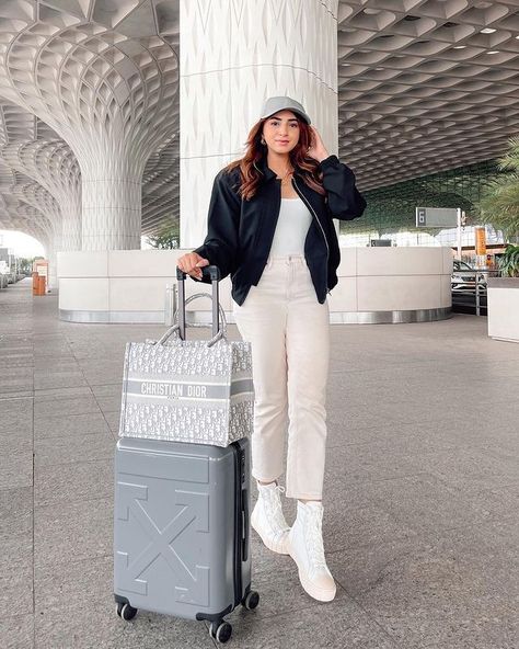 Indian Airport Outfit, Airport Outfit Indian, Indian Airport, Airport Photography, Comfy Airport Outfit, Outfit Indian, Hijabista Fashion, Airport Photos, Casual Indian Fashion