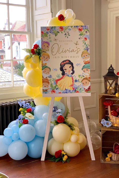 Snow White Balloon Decor, Snow White One Year Birthday, Snow White 1st Birthday Party, Snow White Birthday Party Ideas, White Birthday Party Ideas, Baby Snow White, Princess Birthday Party Ideas, White Birthday Party, Snow White Birthday Party