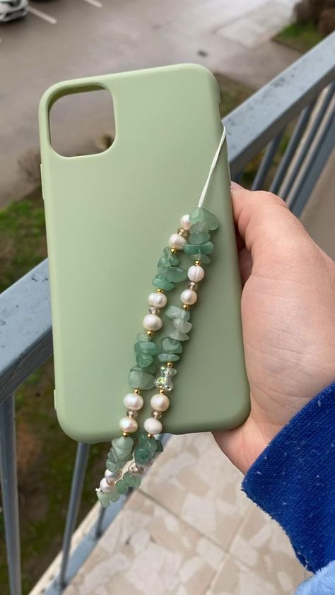 Diy Phone Chain Beads, Phone Chain Ideas, Iphone Keychain, Phone Accessories Diy, Phone Case Diy Paint, Diy Bracelets Tutorials, Bead Charms Diy, Diy Bracelet Designs, Handmade Jewelry Tutorials