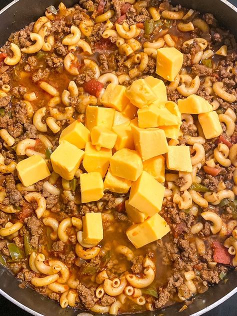 Chili Mac Recipe Easy, Hamburger Mac And Cheese, Chilli Mac, One Pot Chili Mac, Easy Chili Mac, Recipes With Velveeta Cheese, One Pot Chili, Velveeta Recipes, Chili Mac Recipe