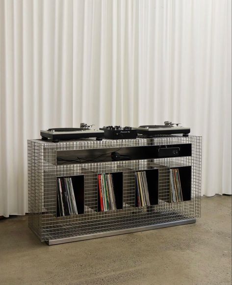 Dj Table, Dj Room, Vinyl Record Storage, Deco Retro, Rack Design, Steel Furniture, Decoration Inspiration, Record Player, Metal Furniture