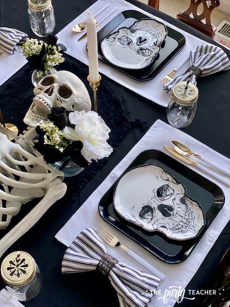 Halloween Skeleton Tablescape - The Party Teacher Skeleton Tablescape, Skull Theme Party, Boho Halloween Decor, White Halloween Party, Halloween Table Settings, Gothic Theme, Halloween Party Table, Halloween Tablescape, Halloween Party Dinner