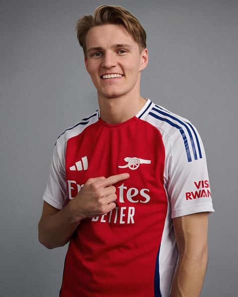 Martin Ødegaard Arsenal, Odegard Arsenal, Arsenal Fc Players, Martin Odegaard, Arsenal Wallpapers, Martin Ødegaard, Arsenal Players, Face Aesthetic, Pep Guardiola