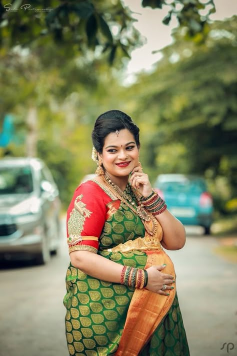 Maternity Photography Poses Indian Saree, Srimantham Photoshoot Indian, God Bharai, Indian Maternity Photos, Shower Poses, Dohale Jevan, Indian Maternity, Babby Shower, Baby Bump Photoshoot