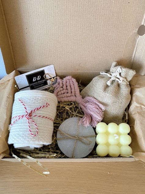 Christmas Box Gift Ideas, Christmas Box Gift, Diy Christmas Gifts For Friends, Happy New Year Gift, Gift Box Christmas, Diy Gift Set, New Job Gift, Job Gifts, Birthday Box